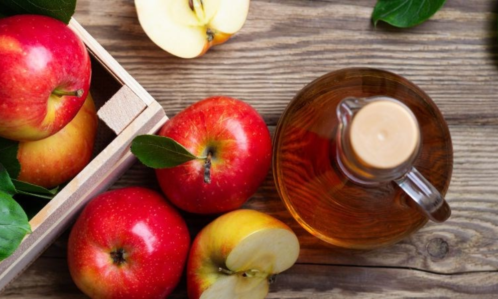 Giấm táo là bí quyết giúp tóc bóng mượt và ít gàu hơn. Sau khi gội đầu, pha giấm táo với nước rồi xả qua tóc, để vài phút rồi xả lại bằng nước sạch.