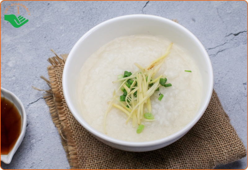 Cháo gừng tươi nấu với thịt băm.