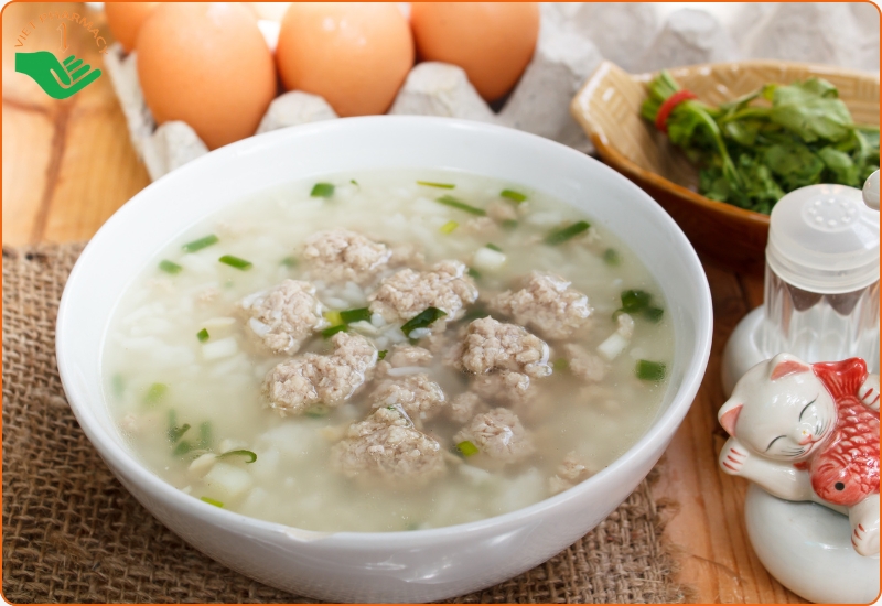 Cháo hành nấu với thịt băm.