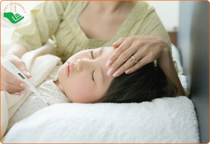 Trẻ nghỉ ngơi thoải mái sẽ mau hết sốt hơn.