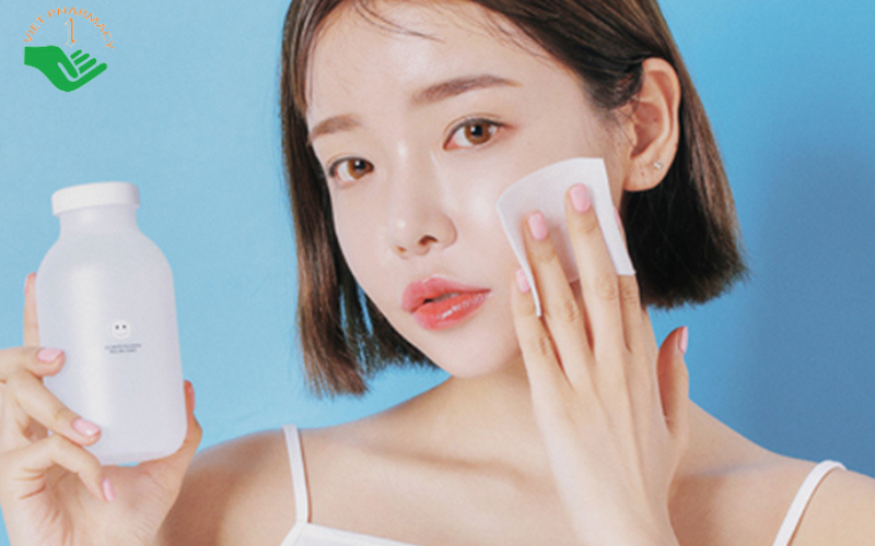 nuoc_tay_trang Tẩy trang bằng nước tẩy trang