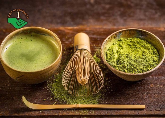 Cách đơn giản để tiêu thụ bột trà xanh là uống matcha nóng