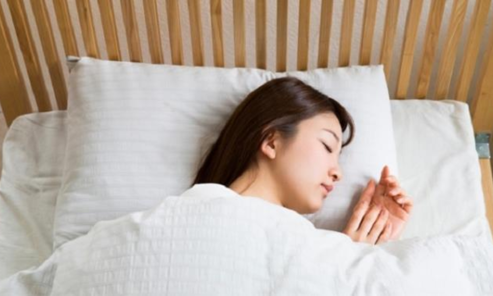 Đắp chăn bông dày trong phòng điều hòa có thể gây ra tình trạng khó ngủ