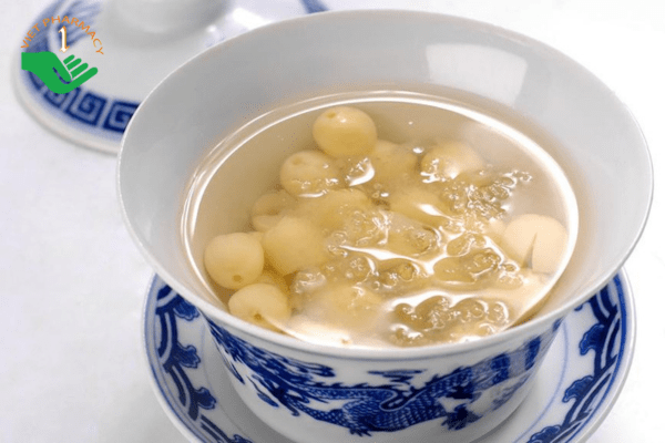 Yến chưng với hạt sen dễ ăn cho bé