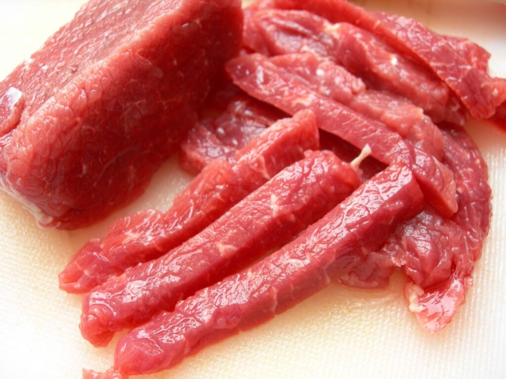 Thịt nạc là nguồn cung cấp protein và sắt rất dồi dào. Protein giúp thai nhi xây dựng tế bào, phát triển cơ bắp và các cơ quan nội tạng