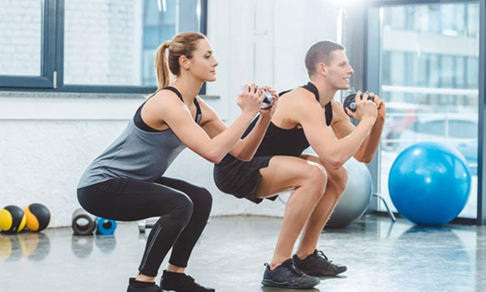 Squat là bài tập chịu lực toàn diện cho xương đùi, xương chậu, xương cột sống thắt lưng và xương gót