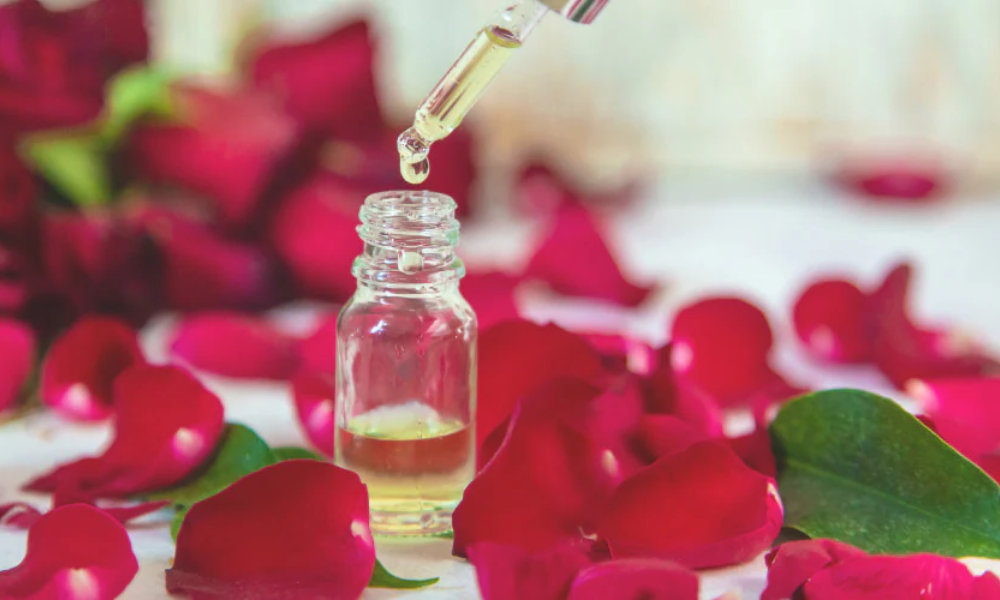 Hoa hồng có đặc tính kháng khuẩn và kháng viêm tự nhiên, đây chính là lý do nước hoa hồng được nhiều người dùng để hỗ trợ điều trị mụn trứng cá.