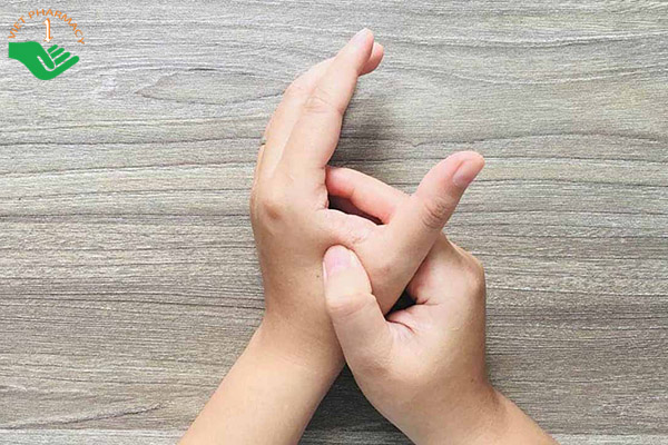 Bấm huyệt chữa say tàu xe hiệu quả