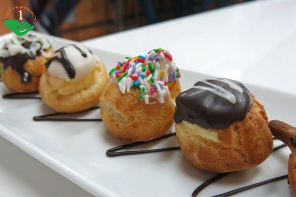 Bánh su kem có lớp vỏ được chiên giòn
