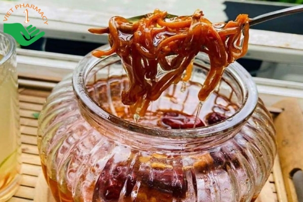 Đông trùng hạ thảo khô vào bình và ngâm với mật ong