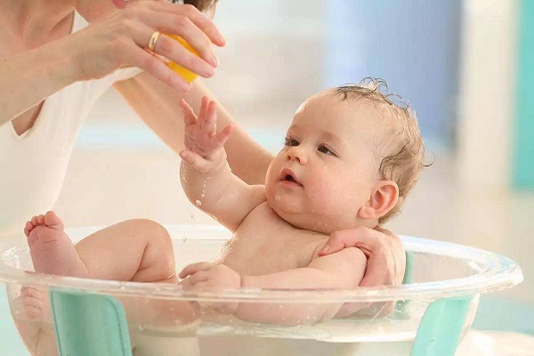 Việc tắm cho bé bị phát ban sau sốt là hoàn toàn có thể và thậm chí còn có lợi cho sức khỏe của bé