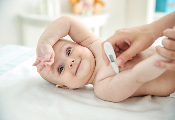 Nguyên nhân bé bị sốt nhưng vẫn chơi bình thường
