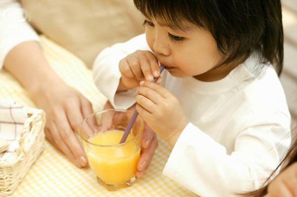 Trẻ nên uống đủ nước để tránh mất nước và duy trì sức khỏe
