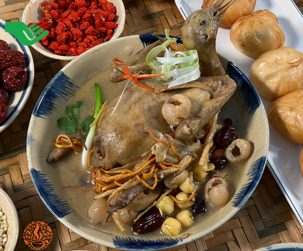 Bồ câu hầm đông trùng hạ thảo và long nhãn, kỷ tử, hoài sơn cho người cao huyết áp