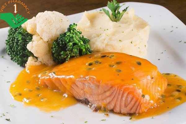 Cá hồi giàu Omega-3 giúp tăng cường sức đề kháng cho người bệnh hiệu.
