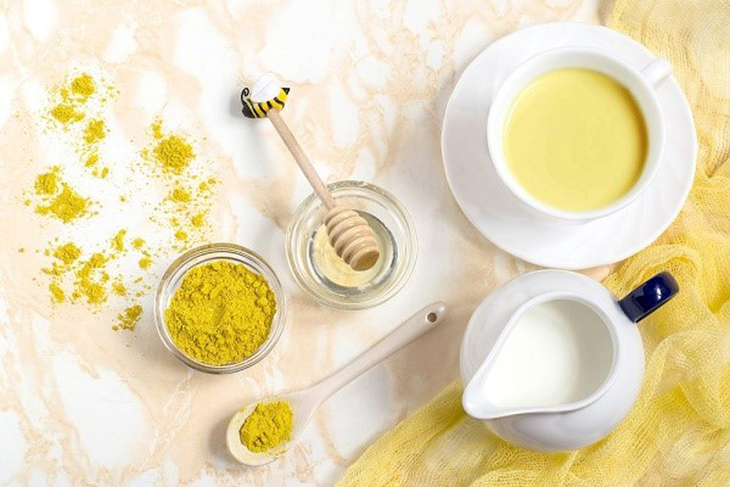 Làm trắng da bằng sữa tươi không đường và nghệ