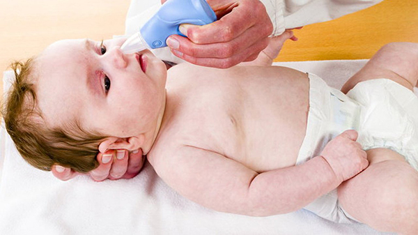 Các cách rửa mũi cho trẻ sơ sinh