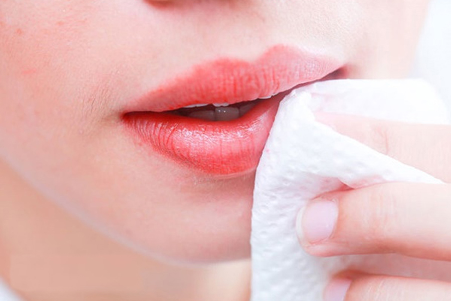 Bạn nên đến cơ sở thẩm mỹ để dặm lại màu môi sau vài tuần