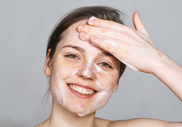 Cách dùng sữa rửa mặt cho da dầu mụn đúng cách
