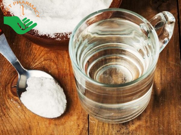 Nước muối ấm pha loãng vừa có tác dụng kháng khuẩn, vừa giảm đau dạ dày hiệu quả