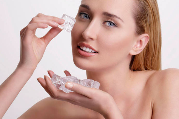 Loại bỏ quầng thâm ở mắt bằng nước đá