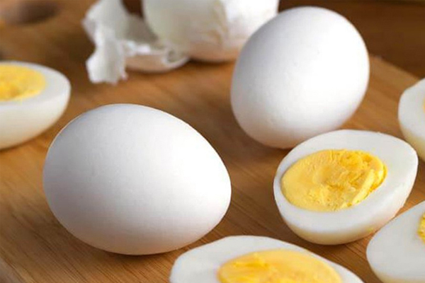 Dùng trứng gà để loại bỏ quầng thâm ở mắt