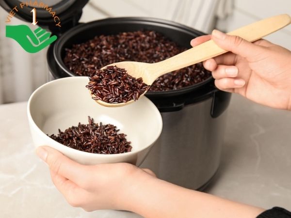 Cơm gạo lứt đen ăn kèm muối lạc rất đậm vị