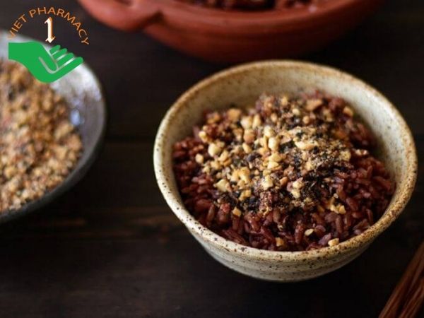 Cơm gạo lứt đen ăn kèm muối lạc rất đậm vị