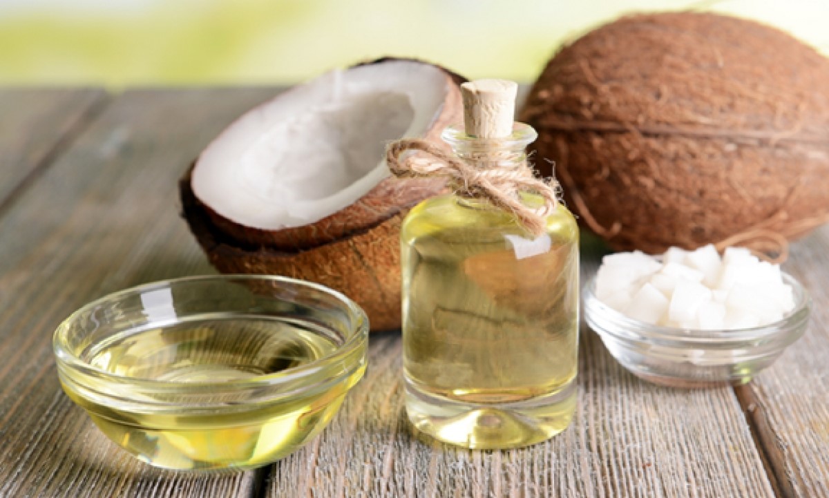 Dầu dừa là một trong những cách trị gàu tại nhà hiệu quả nhất
