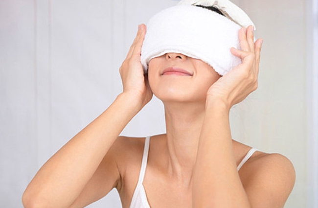 Dùng gạc ấm chườm trên da để trị mụn