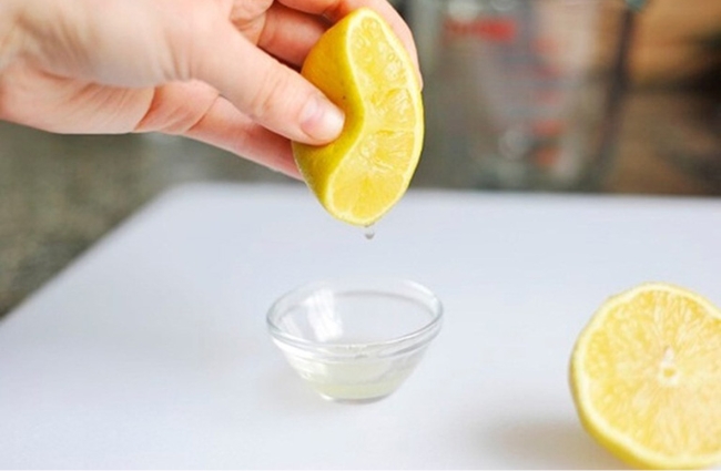 Chanh có tác dụng giảm viêm và chất oxy hóa giúp làm mờ mụn thâm