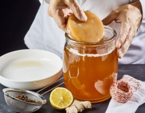 cach-uong-tra-kombucha-de-giam-can