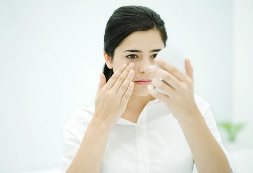 Không sờ mụn hoặc chạm tay lên mặt