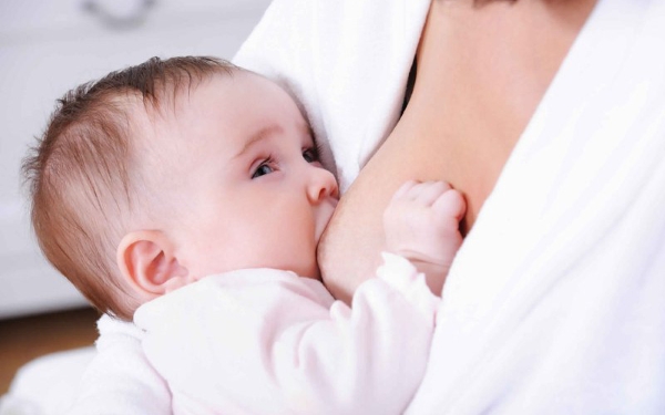 Mẹ nên cho bé bú nhiều hơn để bổ sung dinh dưỡng và tăng kháng thể giúp bé chống lại bệnh