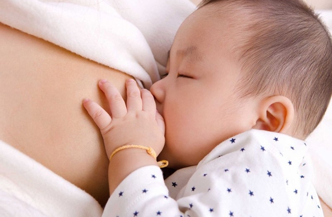 Cho con bú giúp tiêu hao hàng trăm calo mỗi ngày