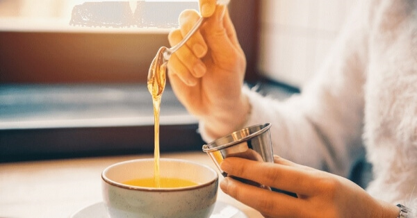 Pha mật ong với nước ấm uống vào mỗi buổi sáng giúp cải thiện tình trạng trào ngược dạ dày