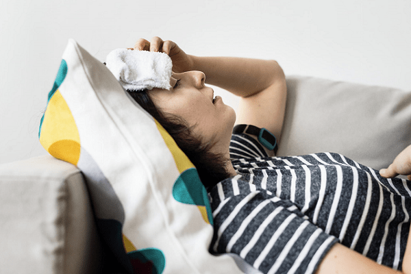 Chườm nóng bằng nước ấm giúp hạ sốt nhanh.