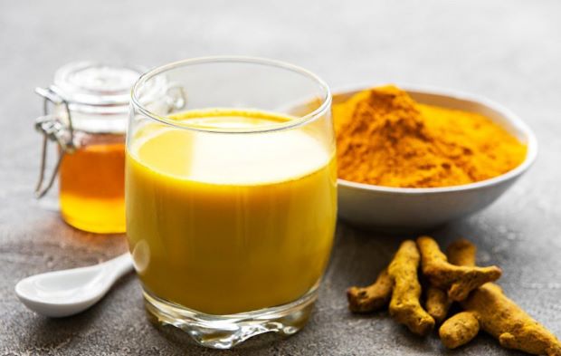 Pha tinh bột nghệ với nước ấm để uống vào mỗi buổi sáng