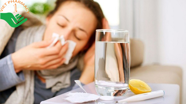 Đảm bảo uống đủ nước khi bị sốt.