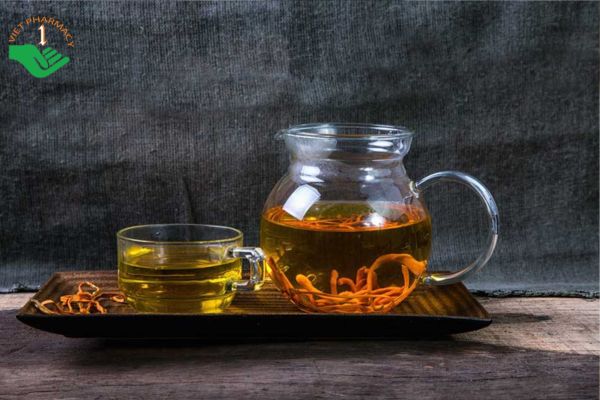 Đế đông trùng khi pha với trà có mùi vị thơm ngon