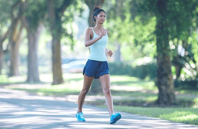 Đi bộ kết hợp đánh tay và thở đều