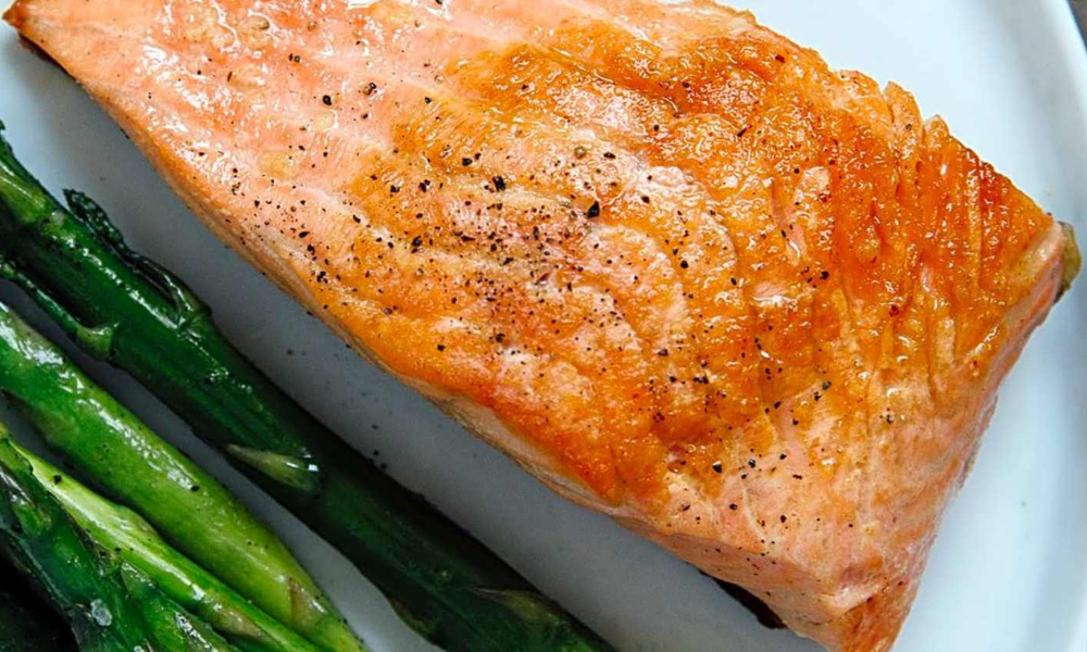 Cá hồi là một trong những nguồn omega-3 tự nhiên tốt nhất cho sự phát triển não bộ và thị giác của thai nhi