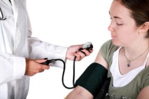 Những việc cần làm trong cấp cứu cao huyết áp do-huyet-ap