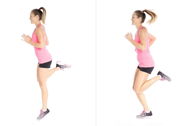 Động tác gót chạm mông kết hợp với đánh tay