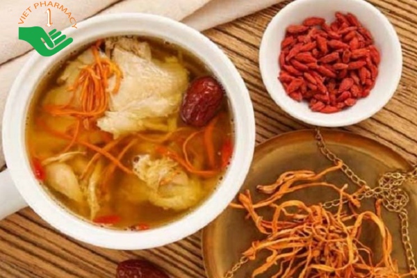 Bạn có thể dùng đông trùng hạ thảo để pha trà, ngâm rượu, nấu ăn,...