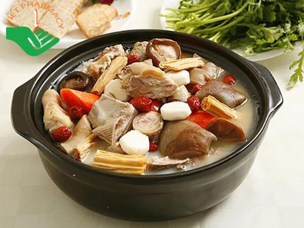 Gà hầm trùng thảo cần được hầm trong nồi bằng đất hoặc bằng sứ để đảm bảo nguyên vẹn dưỡng chất