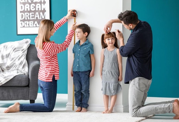Gen di truyền là một trong những yếu tố ảnh hưởng đến chiều cao và cân nặng của bé