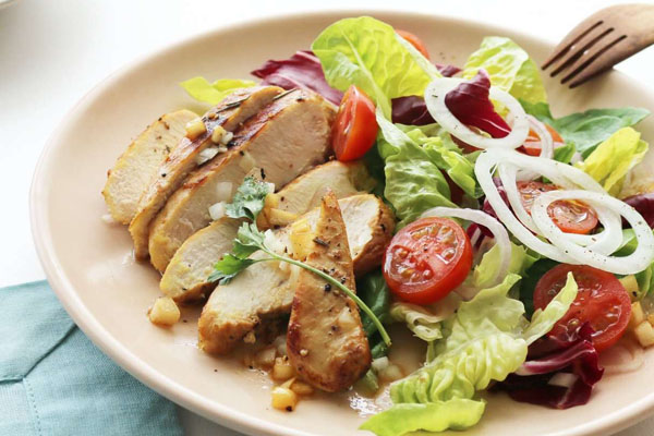 Salad giảm cân với ức gà