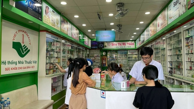 Khách hàng được tư vấn tận tâm khi mua hàng tại Nhà Thuốc Việt