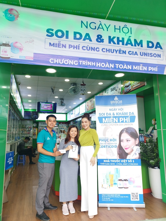 Khách hàng nhận quà